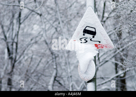 Coperta di neve segno strada sdrucciolevole Germania Foto Stock