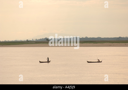 I pescatori in barche sul Myanmar fiume Irrawaddy Birmania Foto Stock