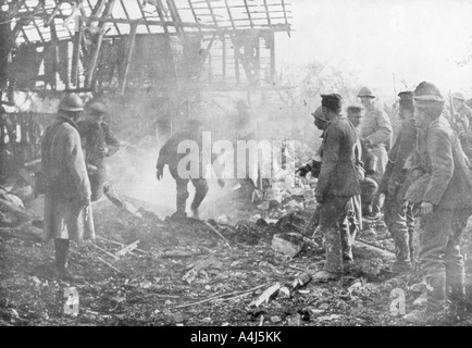 Le truppe francesi utilizzando flamethrowers a lavare i tedeschi dal loro rifugi, Cantigny, Francia, 1918. Artista: sconosciuto Foto Stock