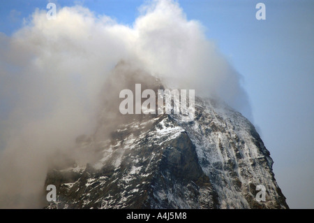 Switzerland Matterhorn peak giorno chiaro di montagna sulle alpi svizzere si affaccia sulla città di Zermatt simbolo iconico emblema immagine delle alpi svizzere Foto Stock