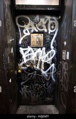 Coperto di graffiti porta Foto Stock