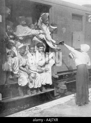 Bagno turco fucilieri in rotta verso la parte anteriore in treno, 1914. Artista: sconosciuto Foto Stock