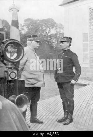 Il francese prima guerra mondiale i generali Joseph Joffre e Ferdinand Foch, Fiandre, 1914. Artista: sconosciuto Foto Stock