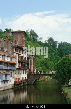Francia Saint Jean Pied de Port Nive e vista sul fiume di case alla chiesa di Notre Dame old bridge Foto Stock