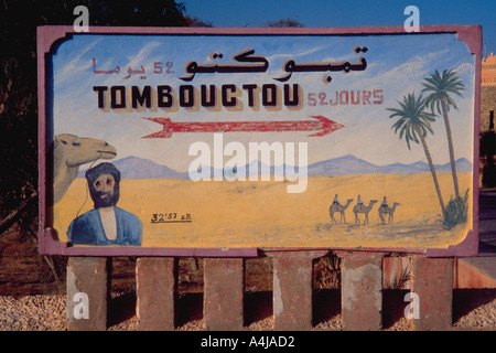 Cartello stradale di Tombouctou, 52 giorni da camel caravan, Zagora, Valle di Draa, Sud Marocco, Africa Foto Stock