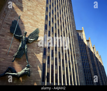 GB - WEST MIDLANDS: Statua di San Michele Soggiogare il diavolo da Sir Jacob Epstein a Coventry Cathedral Foto Stock