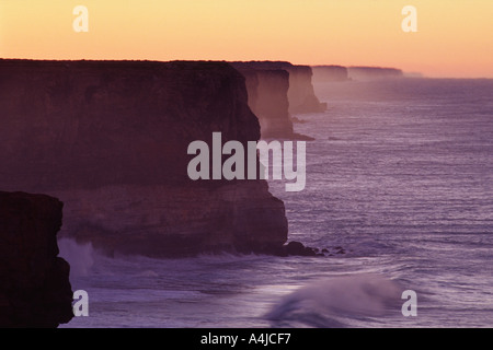 Bunda Cliffs di sunrise eroso Limestone Coast grande insenatura di Australia Australia del Sud con golden spray retroilluminato Foto Stock