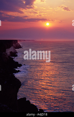 Bunda Cliffs di sunrise eroso Limestone Coast grande insenatura di Australia Australia del Sud con golden spray retroilluminato Foto Stock