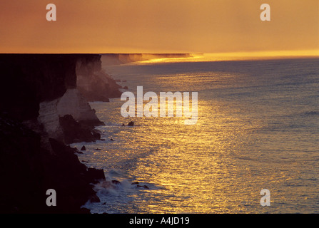 Bunda Cliffs eroso Limestone Coast grande insenatura di Australia Australia del Sud con golden spray retroilluminato a sunrise Foto Stock