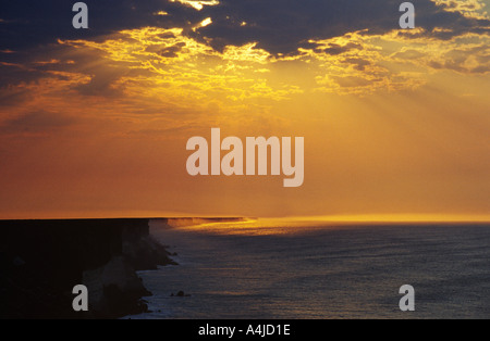 Bunda Cliffs eroso Limestone Coast grande insenatura di Australia Australia del Sud con golden spray retroilluminato a sunrise Foto Stock