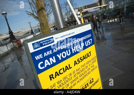 Segno di un assalto razziale sulla South Bank di Londra, Regno Unito Foto Stock