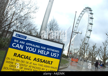 Segno di un assalto razziale vicino al London Eye, London, Regno Unito Foto Stock