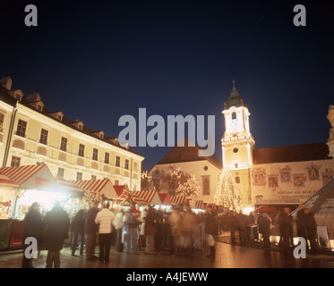Mercatino di Natale di notte, Hlavni Namesti Square, Città Vecchia, Bratislava, regione di Bratislava, Slovacchia Foto Stock