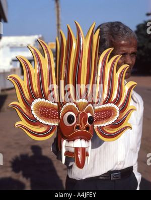 Uomo che detiene la maschera tradizionale del Raska, Galle, provincia del Sud, Sri Lanka Foto Stock