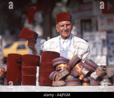 Uomo che vende cappelli turchi per strada, Istanbul, Repubblica di Türkiye Foto Stock