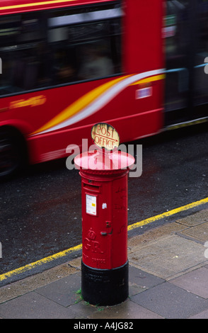 King George postbox e bus moderno in Ealing Londra Inghilterra Regno Unito 2004 Foto Stock