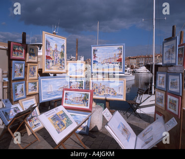 Bancarelle d'arte sulla banchina del porto, Saint-Tropez, Var, Provenza-Alpi-Côte Azzurra, Francia Foto Stock