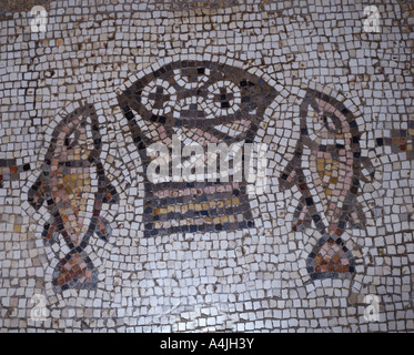 " I pesci e pani' mosaico, Chiesa della moltiplicazione, il Mare di Galilea e Tiberiade, Israele Foto Stock