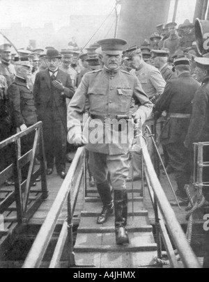 Il generale John Joseph Black Jack Pershing arrivando a Boulogne, giugno 1917, (1926). Artista: sconosciuto Foto Stock