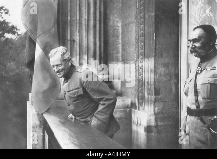 Generale Pershing sul balcone dell'Hotel Crillon, Parigi, prima guerra mondiale, 1917. Artista: sconosciuto Foto Stock