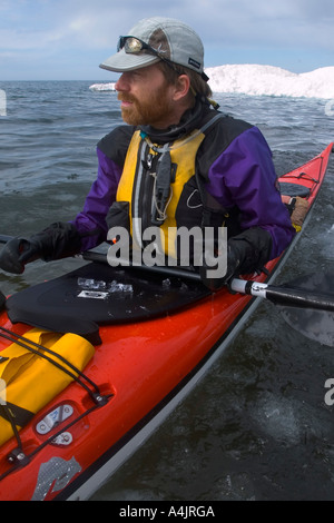 Un mare kayaker sul Lago Superiore in primavera nei pressi di Marquette Michigan nella Penisola Superiore. Foto Stock