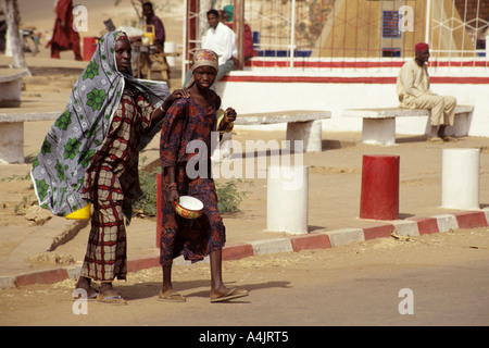 Ragazza cieca leader Donna, Niger. Foto Stock