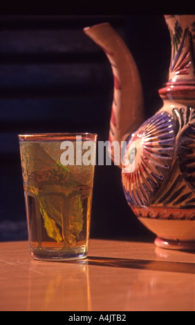 Un bicchiere di tè alla menta Tunisia Africa del Nord Foto Stock