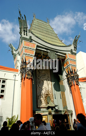 I visitatori al di fuori del Grauman's Chinese Theater è stata dichiarata storico punto di riferimento culturale nel 1968 Hollywood California Foto Stock