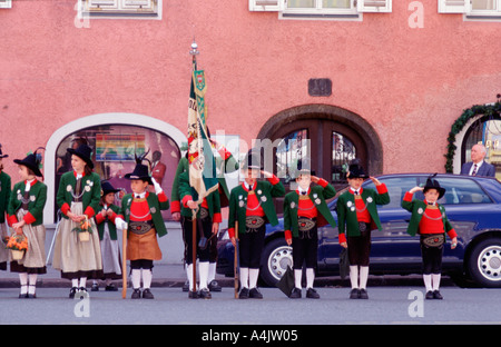 I bambini in abito tradizionale omaggio al popolare tirolese parade presso Austria Europa Foto Stock