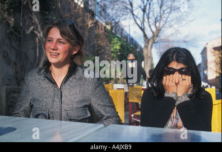 Due donne in un bar vicino a St Tropez Francia 2 aprile Foto Stock