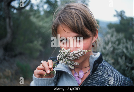 Giovane donna odore di rosmarino vicino a St Tropez Francia Foto Stock