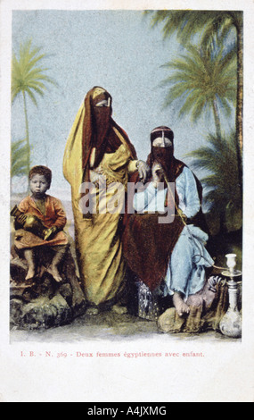 "Le donne egiziane e bambino", vintage cartolina francese, c1900. Artista: sconosciuto Foto Stock