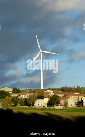 Turbina eolica sull'altopiano di Ally-Mercoeur, Auvergne, Francia Foto Stock