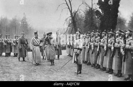 L'Imperatore Karl I d'Austria visitando il Kaiser Guglielmo II al quartier generale dell'esercito, della I Guerra Mondiale, 1917. Artista: sconosciuto Foto Stock