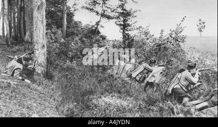 Vanguard di ulani austro-ungarico occupando una radura in una foresta, guerra mondiale I, 1917. Artista: sconosciuto Foto Stock