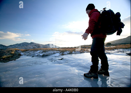 Scalatore attraversa il foglio di ghiaccio su Pike o Blisco Foto Stock