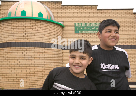 Ragazzi asiatici al di fuori di una moschea in Glodwick Oldham Foto Stock