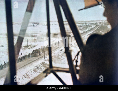 Prigionieri di guerra sovietici marciano lungo una strada, Russia, 1942. Artista: sconosciuto Foto Stock