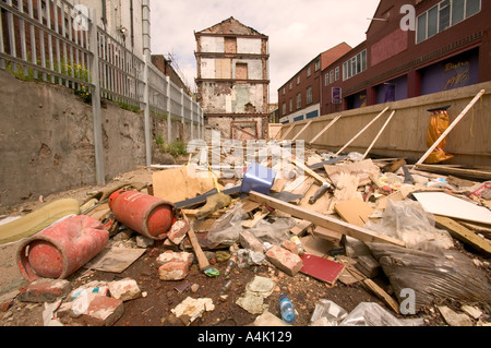 Illegalmente rifiuti oggetto di dumping sui rifiuti di terra in Preston Foto Stock