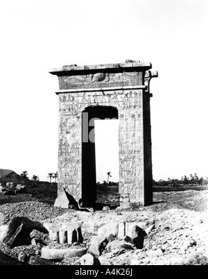 Arco del tempio di Karnak, Egitto, 1863-1864. Artista: Richard Phene Spiers Foto Stock