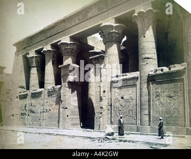 La facciata del tempio di Edfu, Egitto, xix secolo. Artista: Langaki Foto Stock