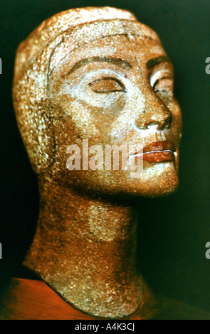 Busto di Nefertiti, regina e moglie dell'antico faraone Akhenaten (Amenhotep IV). Artista: sconosciuto Foto Stock