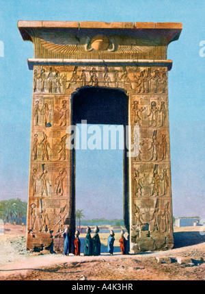 Gateway al complesso del Tempio di Karnak Luxor Egitto, xx secolo. Artista: sconosciuto Foto Stock