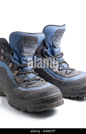 Una coppia di blu scarpe da trekking isolato su uno sfondo bianco Foto Stock