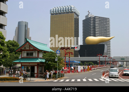 Famosa attrazione turistica la fiamma dorata sulla sommità della Asahi edificio nel centro di Asakusa Tokyo Giappone Asia Foto Stock