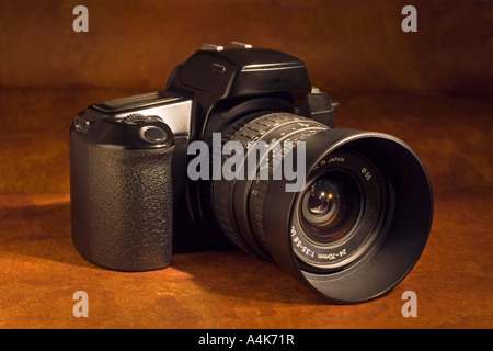 Un 35mm Fotocamera SLR con obiettivo con zoom standard Foto Stock