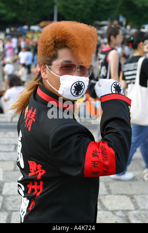 Kishidan fan vestiti in abiti sottocultura pone al di fuori di un concerto a Tokyo Giappone Asia Foto Stock