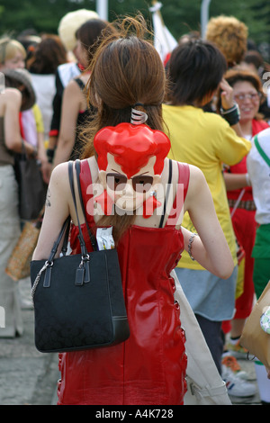 Giapponese i ragazzi si riuniscono al di fuori di un concerto a Yoyogi Park Harajuku Tokyo Giappone Asia Foto Stock