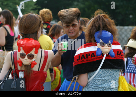 Giapponese i ragazzi si riuniscono al di fuori di un concerto a Yoyogi Park Harajuku Tokyo Giappone Asia Foto Stock