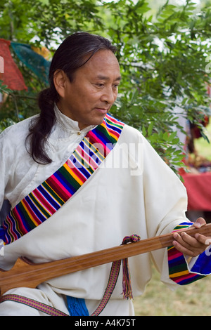 Tenzin Gönpo un famoso musicista tibetano di eseguire durante il Festival tibetano presso la pagoda di Vincennes - Parigi, Francia Foto Stock